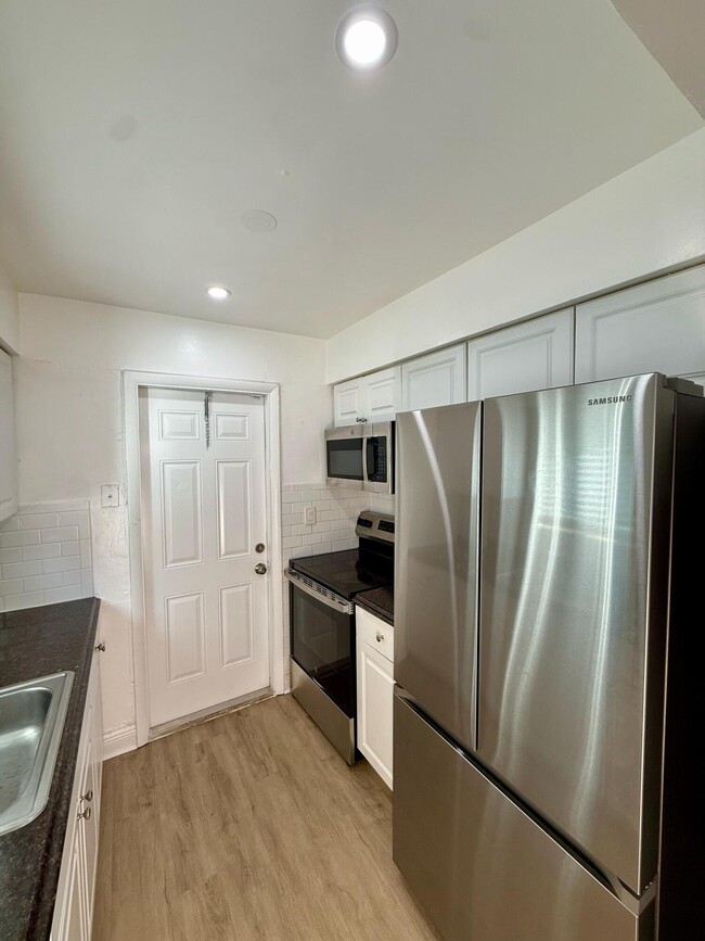 Building Photo - 3031 NE 7th Ave