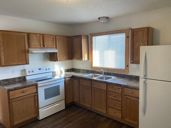 Building Photo - 3 Bed 2 Bath Duplex in Quiet Neighborhood!!
