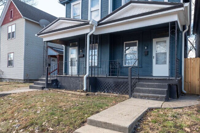 Foto del edificio - "Beautiful 3-Bedroom, 2-Full Bath Duplex Featuring Hardwood Floors and a Fenced Yard!"