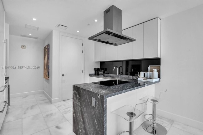 Building Photo - 700 NE 26th Terrace