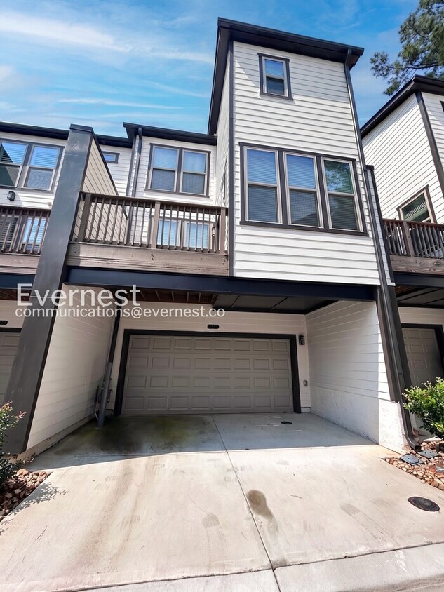 Building Photo - 3 Bed/3.5 Bath Town Home with Garage / Pet-Friendly / Coming Soon!