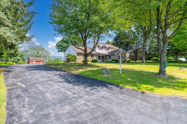 Building Photo - 3250 Vista Dr