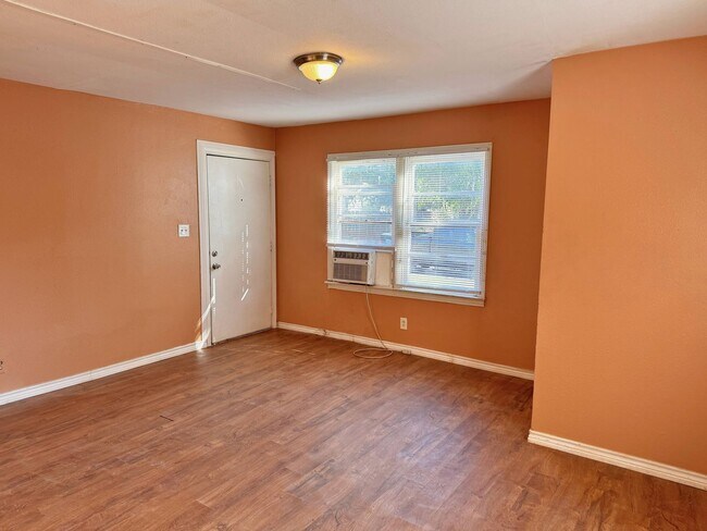 Foto del edificio - Affordable 2 Bed 1 Bath in Sunnyside Heights