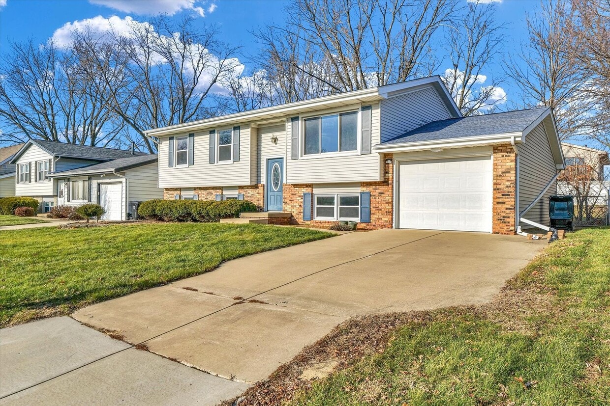 Foto principal - Spacious 4-Bedroom Home with Fenced Yard a...