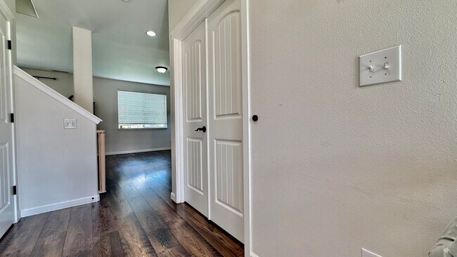 Foto del edificio - 3 Bedrooms Plus Loft with Fenced Yard & Covered Patio - Available July 1st