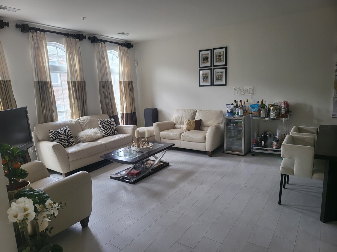 Living room - 4456B Beacon Grove Cir