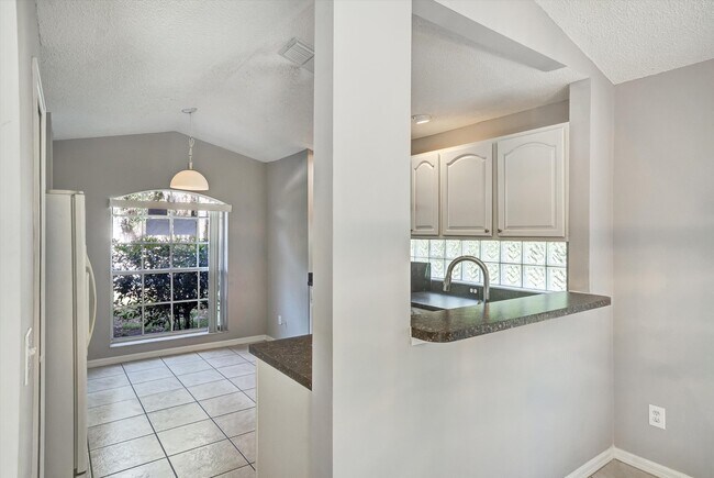 Foto del edificio - 1033 Lake Davenport Blvd