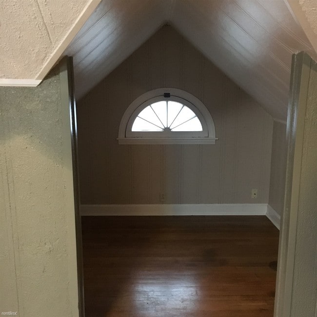 Building Photo - 1 br, 1 bath  - 421 1/2 Bank St
