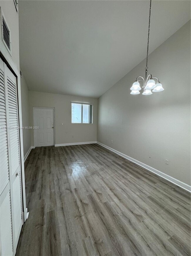 Foto del edificio - 1536 SE 25th St