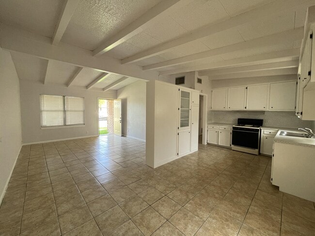 Building Photo - 909 Virgil Dr