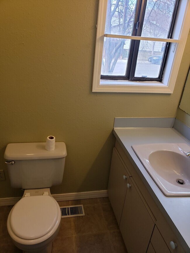 Foto del edificio - North End 3 bed 2 bath w fenced yard