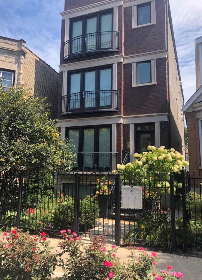 Foto del edificio - 2529 N Sacramento Ave