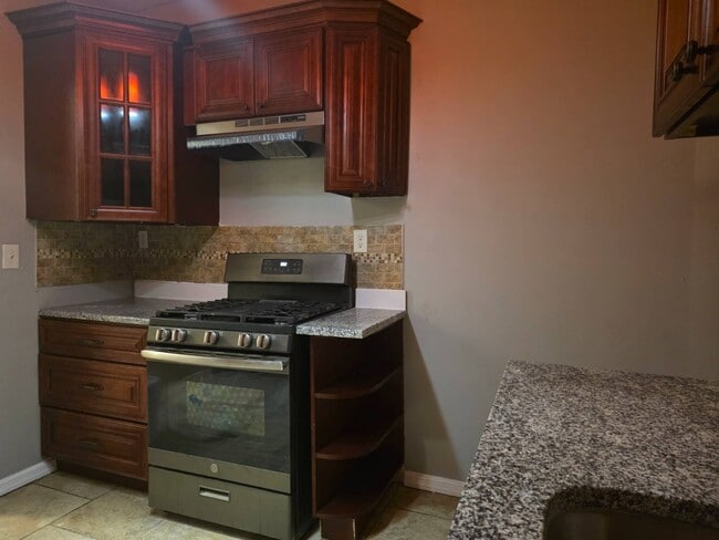 Foto del edificio - 349 Lyons Ave