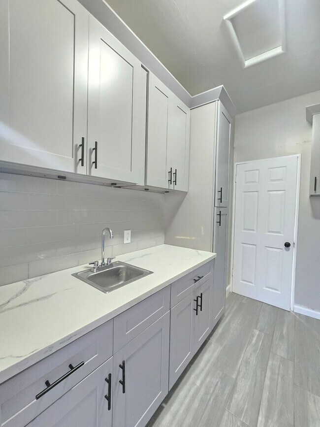 Building Photo - 44309 Date Ave