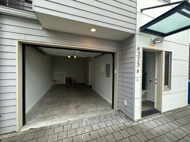 Building Photo - 3Bd/3.25Ba Seattle House