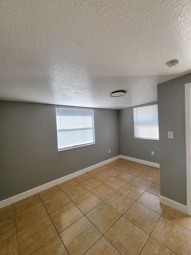 Building Photo - 1000 E Magnolia Ave