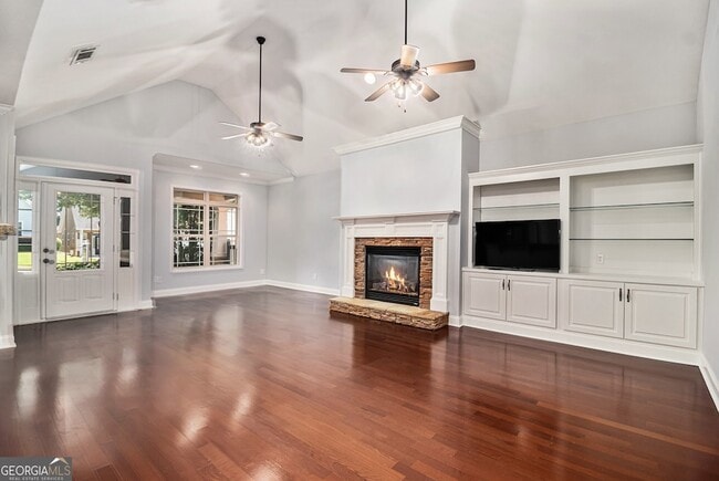 Building Photo - 180 Greenview Dr