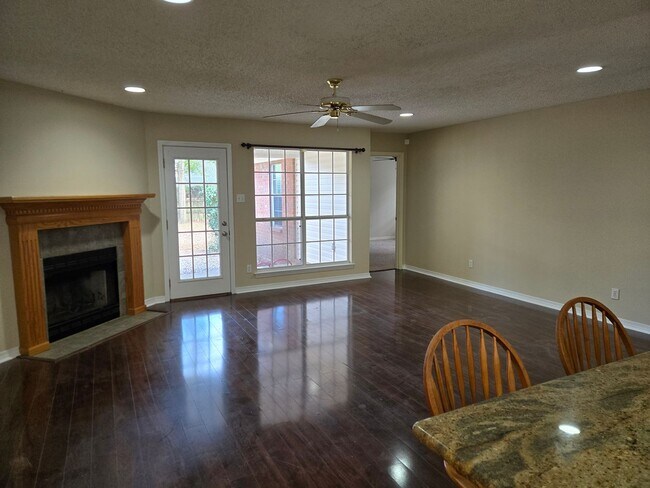 Building Photo - Perfectly situated 3/2 with large cul-de-s...