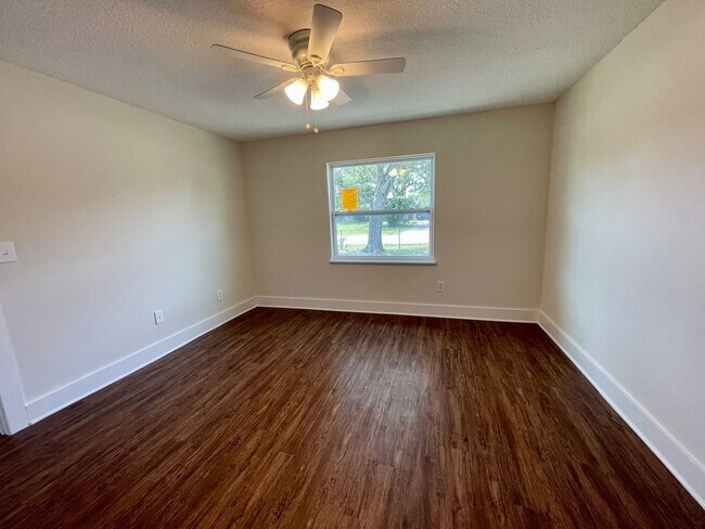 Building Photo - Completely Renovated in Prime Location!