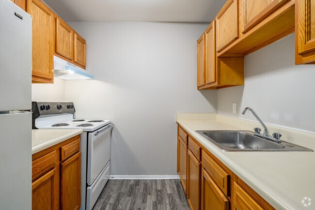 1BR, 1BA - 750SF - Kitchen - Garden Court Apartments