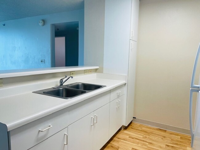 Foto del edificio - Partly Furnished 2-bedroom, 1-bath condo a...