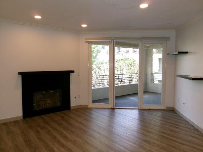 Building Photo - 2253 Martin