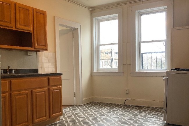 Kitchen - 267 Lanza Ave