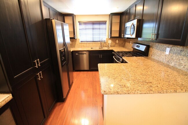 Foto del edificio - 2 bedroom end unit townhouse