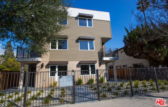 Foto del edificio - 4924 Laurel Canyon Blvd