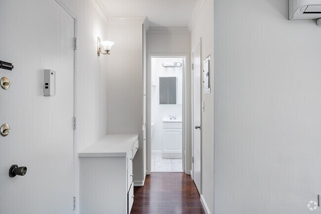 Estudio - 500 pies cuadrados - Baño - 802 N West Knoll Dr