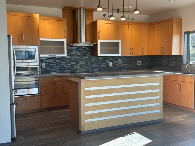 Kitchen - 1000 Warrington Rd