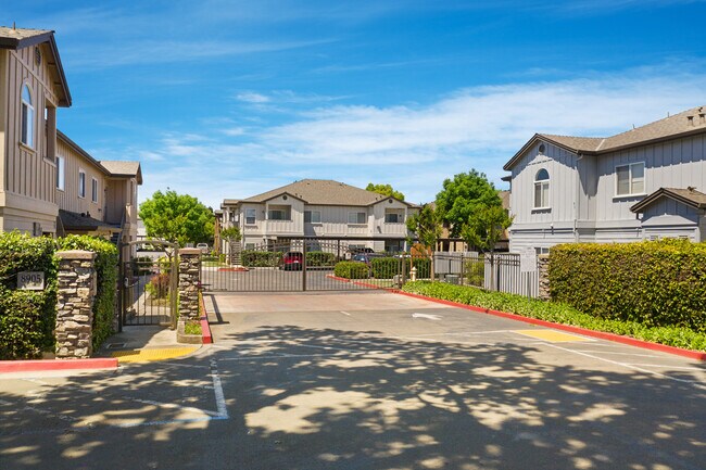 Condominios Davis Oaks - 8905 Davis Rd