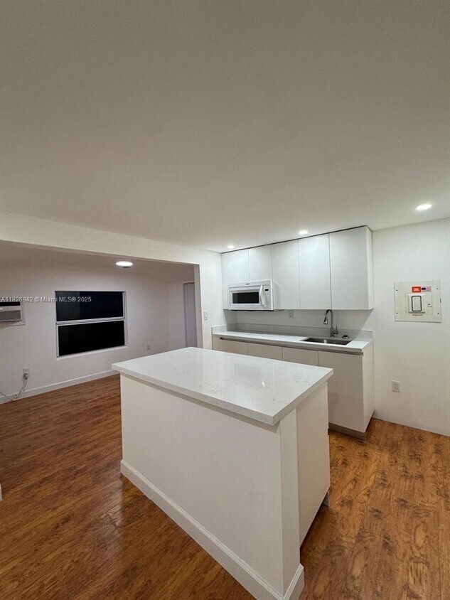 Foto principal - 10805 NW 10th Ave