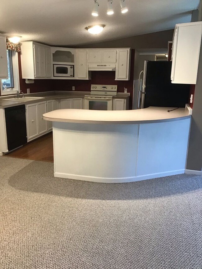 Building Photo - 3 Bedroom 1 3/4 Bath Home near Lake Milton...