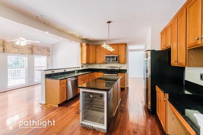 Building Photo - 4905 Sutherland Dr