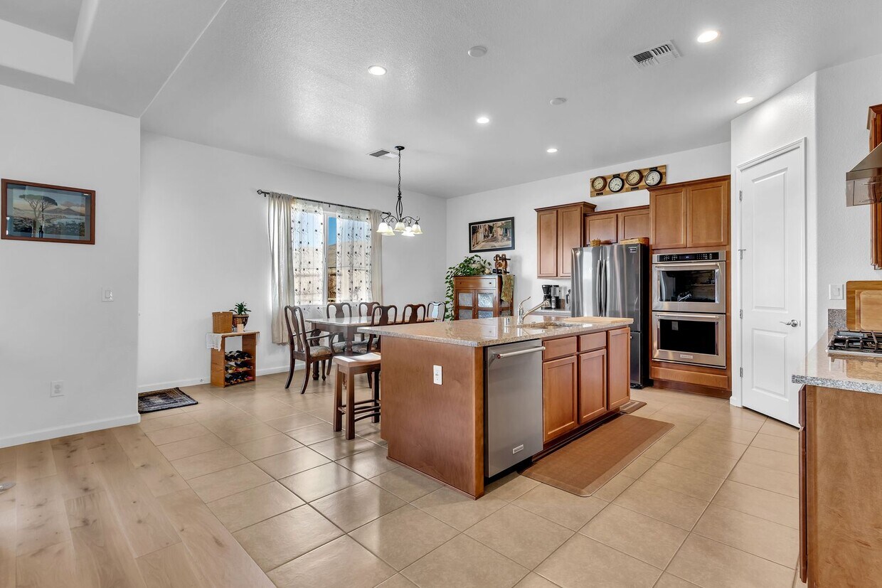 Primary Photo - Gated community 3 Bedroom 2.5 Bath single ...