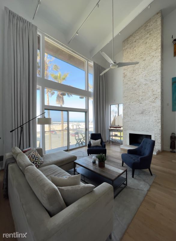 Building Photo - 3215 Ocean Front Walk