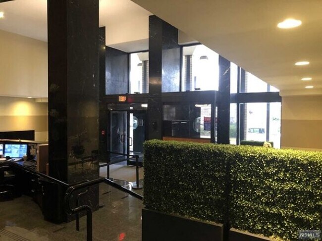 Foto del edificio - 1590 Anderson Ave