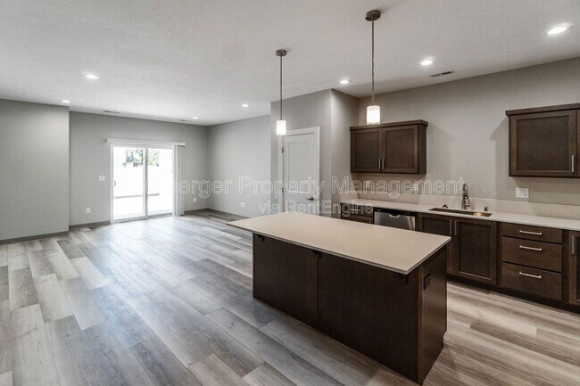 Foto del edificio - 1717 N Manifold Ln