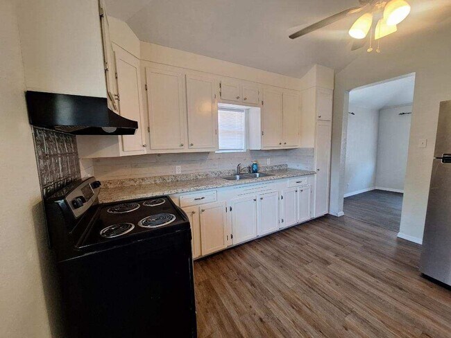Building Photo - Tuloso area-Cozy 2/1 only-Prime Location!!