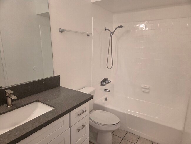 Baño principal con gabinetes nuevos y encimeras de cuarzo. - 3455 Elm Ave