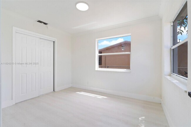 Building Photo - 813 SW 3rd Ct