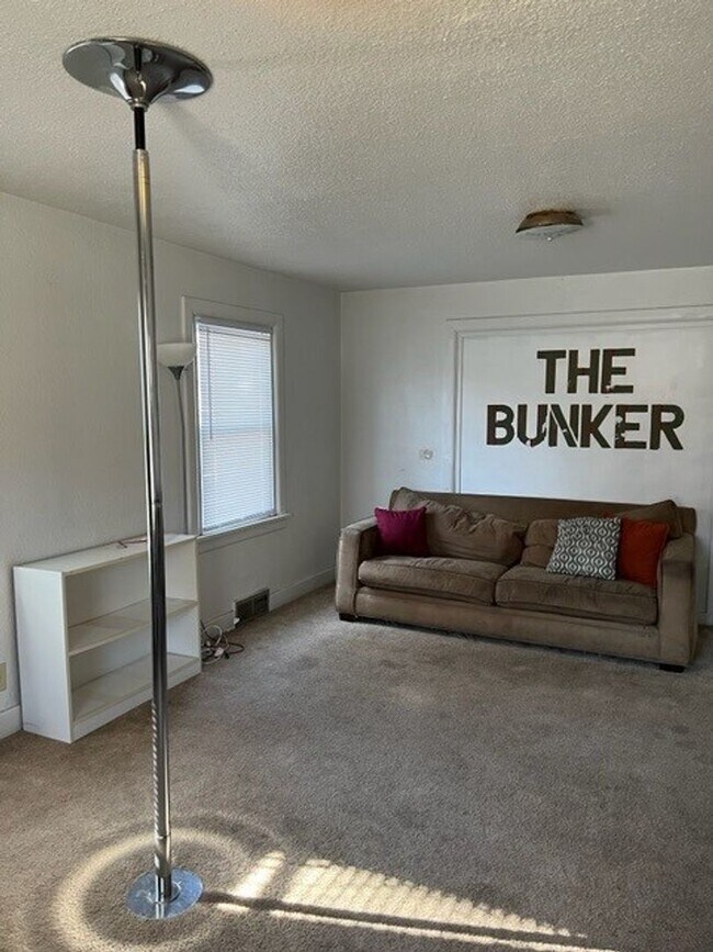 Building Photo - 5 Bedroom Home in Campus Area - Available August 1st