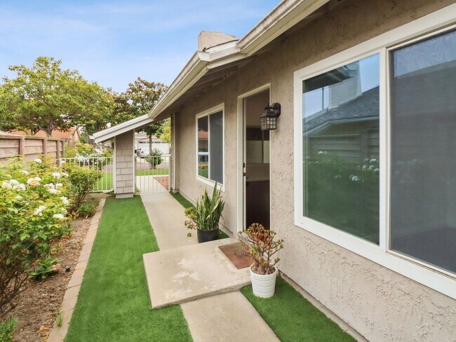 Building Photo - 4 Bedroom 2 Bath Single Family Home in San...