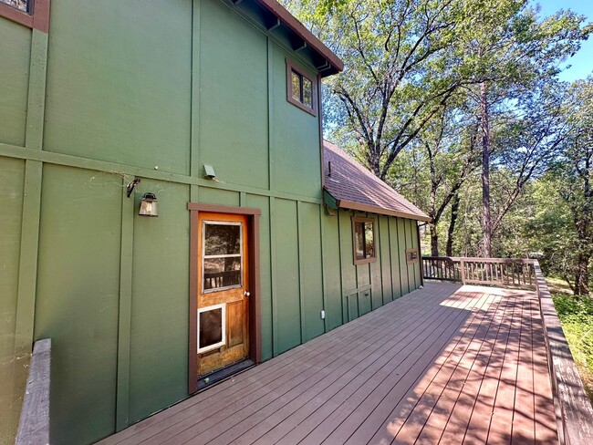 Building Photo - Charming 3 Bedroom 2 Bathroom Home Off Tyl...