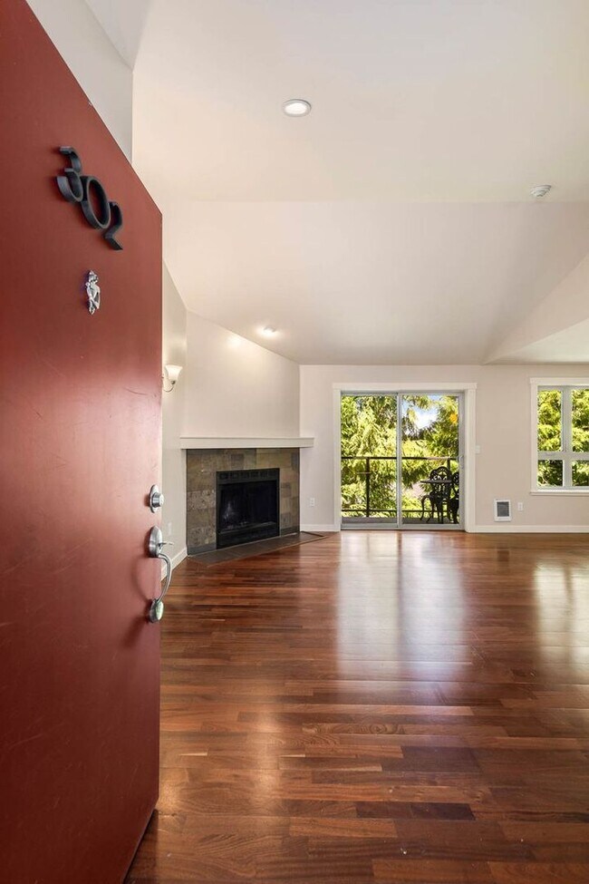Building Photo - Updated Condo Close to Downtown Redmond and Microsoft!