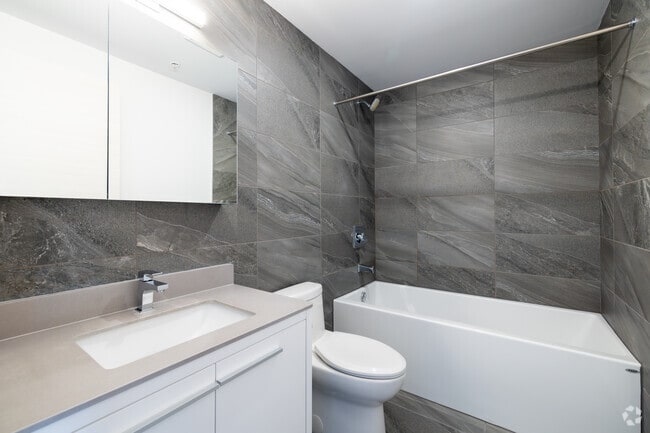 1BR, 1BA - 652 SF - Bathroom - Loxley Quartier des Spectacles