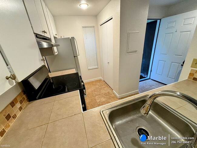 Building Photo - 2 br, 1.5 bath Townhome - 2524 NE 195th St...