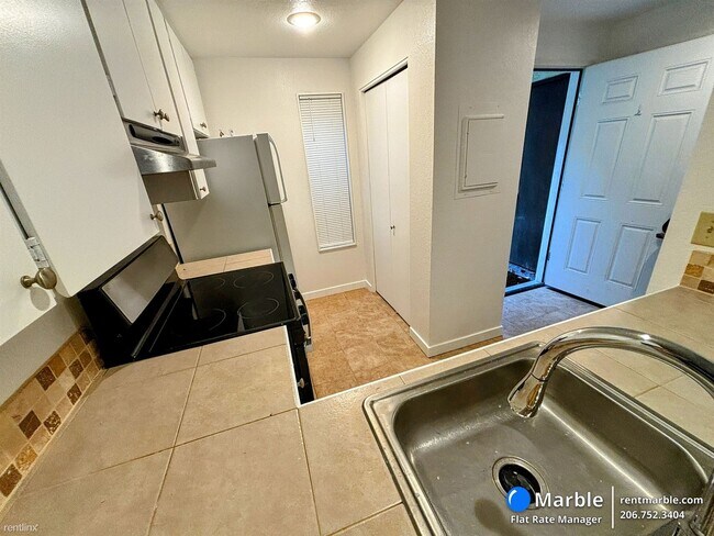 Foto del edificio - 2 br, 1.5 bath Townhome - 2524 NE 195th St...