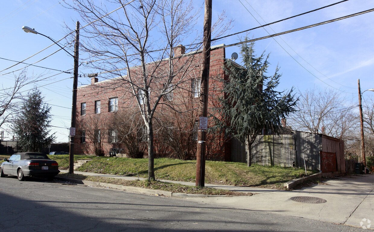 Building Photo - 1535 Half St SW